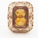 Pierścionek z okresu PRL z syntetycznym korundem barwy padparadża