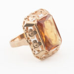 Pierścionek z okresu PRL z syntetycznym korundem barwy padparadża