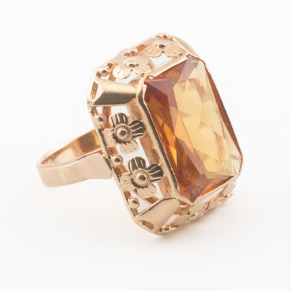 Pierścionek z okresu PRL z syntetycznym korundem barwy padparadża