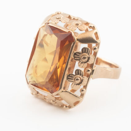 Pierścionek z okresu PRL z syntetycznym korundem barwy padparadża