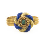 Złota bransoletka z XIX wieku, zdobiona niebieską emalią kobaltową i centralnym szmaragdem.