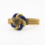 Złota bransoletka z XIX wieku, zdobiona niebieską emalią kobaltową i centralnym szmaragdem.