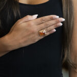 Pierścionek z okresu PRL z syntetycznym korundem barwy padparadża