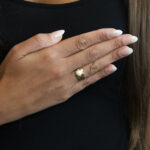 Złoty pierścionek z perłą hodowlaną słonowodną, złoto 0,750