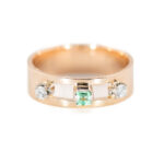 Złoty pierścionek z diamentami i szmaragdem