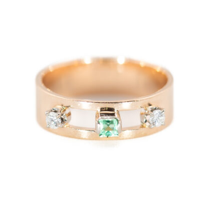 Złoty pierścionek z diamentami i szmaragdem