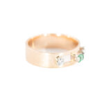 Złoty pierścionek z diamentami i szmaragdem