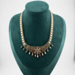 Złoty naszyjnik Au 0,750 z dekoracyjnymi elementam