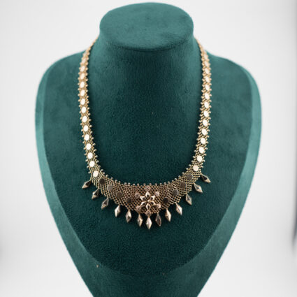 Złoty naszyjnik Au 0,750 z dekoracyjnymi elementam