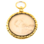Złoty medalion portretowy w formie koperty zegarka z XIX wieku, wykonany ze złota Au 0,750.
