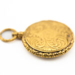 Złoty medalion portretowy w formie koperty zegarka z XIX wieku, wykonany ze złota Au 0,750.